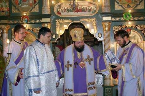 Sofronie contra Boloş: Episcopul Sofronie Drincec i-a retras preotului Marcel Boloş dreptul de slujire... prin SMS!